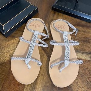 Roxy Grey/Tan leather braided t-strap sandals with ankle strap 9